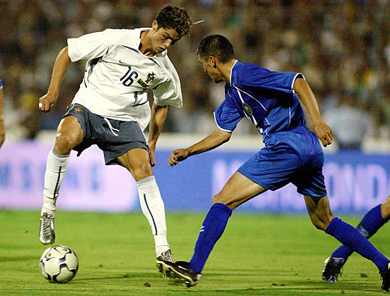 Osmnáctiletý Cristiano Ronaldo p�i debutu v portugalské reprezentaci v roce...
