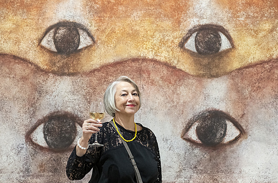 Výtvarnice Veronika �rek Bromová na výstav� Sesterství v Galerii výtvarného...