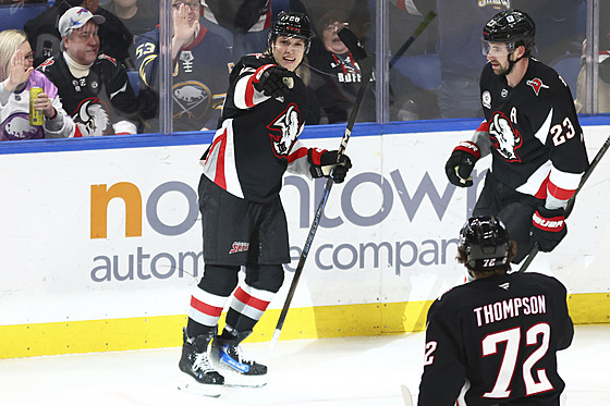 Úto�ník Buffala Ji�í Kulich slaví se spoluhrá�i sv�j vít�zný gól v zápase proti...