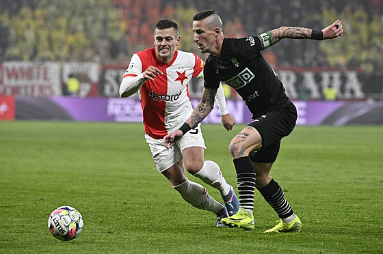 Tomá� Hole� ze Slavie a Ji�í Flei�man z Karviné sp�chají za balonem.