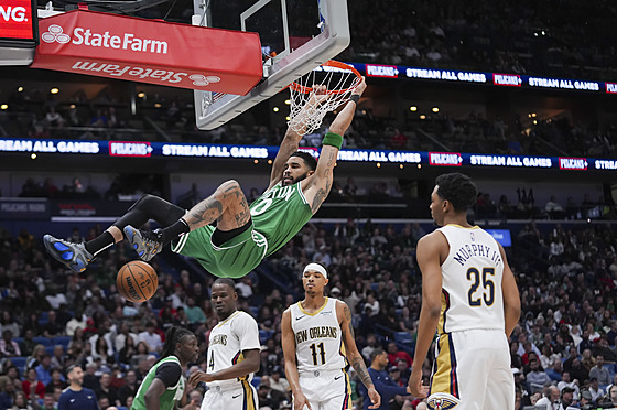 Jayson Tatum (v zeleném) z Bostonu zakon�uje v utkání proti New Orleans.