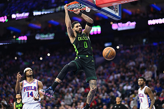 Jayson Tatum sme�uje v zápase proti Philadelphii.