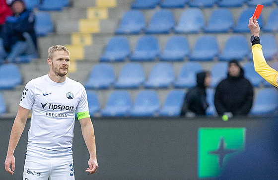 Liberecký kapitán Jan Mikula u� v úvodu utkání s Baníkem Ostrava vidí �ervenou...