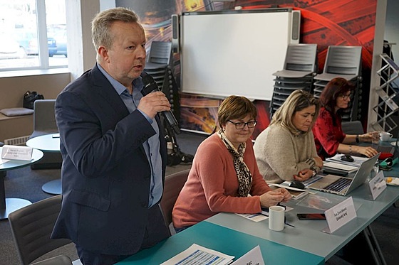 Úvodní slovo pronesl hejtman Richard Brabec. Vedle n�j sedí Iva Dvo�áková,...