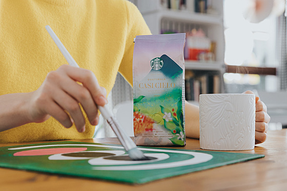 Ve Starbucks letos slaví kávu s p�íb�hem trvajícím ji� dvacet let.
