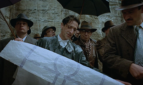 Z filmu Brutalista. V hlavní roli americký herec Adrien Brody (uprost�ed).