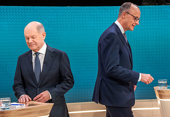 Olaf Scholz a Friedrich Merz se st�etli v p�edvolební debat�. (9. února 2025)