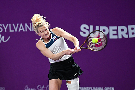 Kate�ina Siniaková hraje bekhend na turnaji v Klu�i.