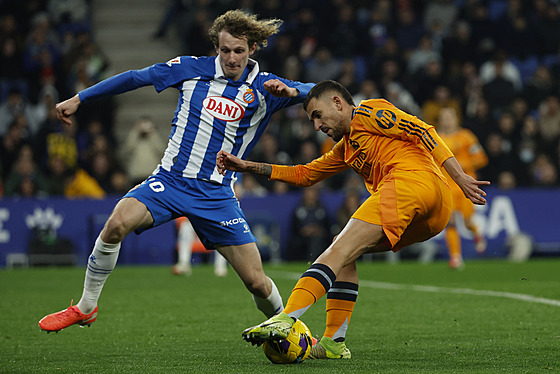 Zálo�ník Espa�olu Alex Král (vlevo) blokuje Daniho Ceballose z Realu Madrid.