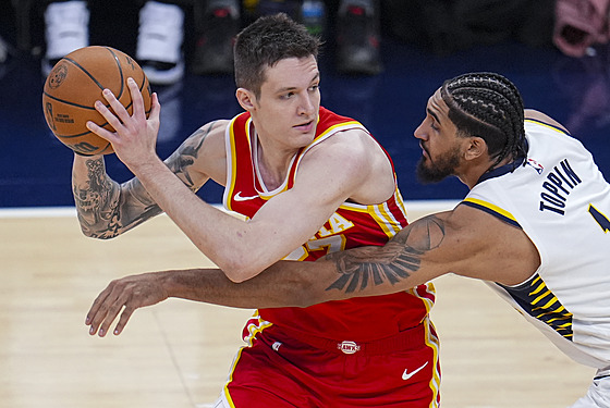 Vít Krej�í z Atlanty si hlídá mí�, atakuje ho Obi Toppin z Indiana Pacers.