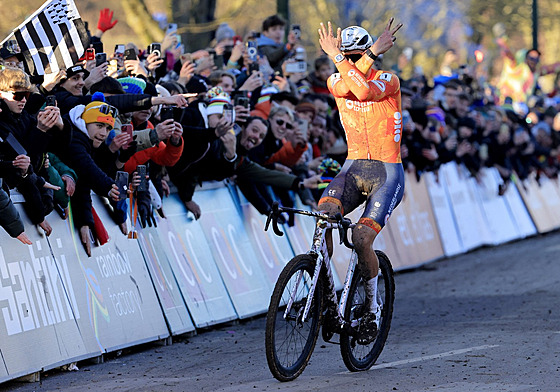 Mathieu van der Poel slaví sv�tový titul v cyklokrosu i v Lievin. U� jim má...