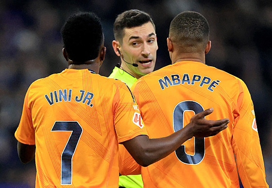 Vinícius Junior a Kylian Mbappé z Realu Madrid protestují u sudího Alejandra...
