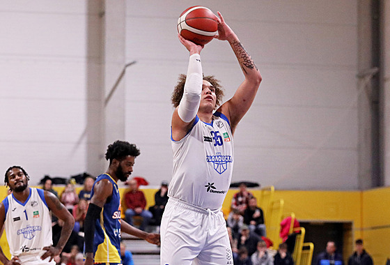 Noah Carter z Olomoucka p�i trestném hodu