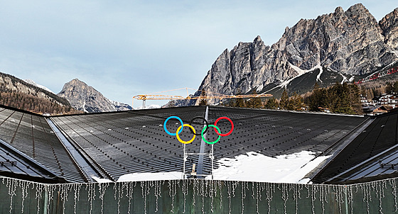 Olympijské kruhy na curlingové hale v Cortin� rok p�ed startem her