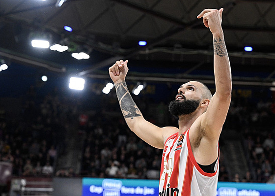 Evan Fournier z Olympiakosu slaví svou vítznou stelu proti FC Barcelona.