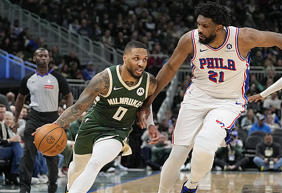 Damian Lillard (0) z Milwaukee Bucks se tla�í ke ko�i Philadelphia 76ers,...