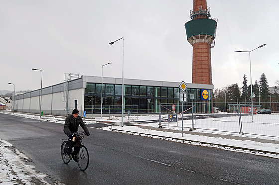 Místo textilky na Bene�ov� náb�e�í ve Dvo�e Králové vznikl supermarket. (10....