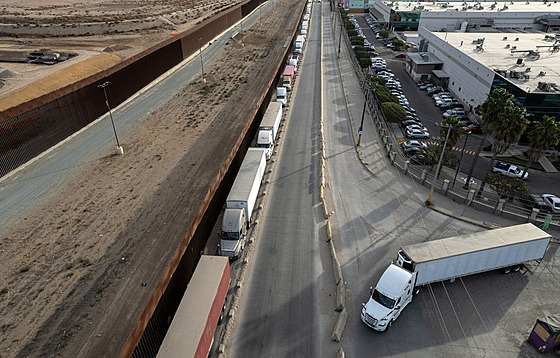 ���ra kamion� �eká na vjezd do USA na mexickém hrani�ním p�echodu Tijuana. (22....