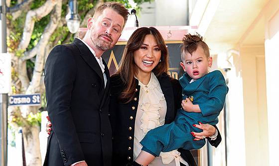 Macaulay Culkin, jeho partnerka Brenda Song a jejich starší syn Dakota