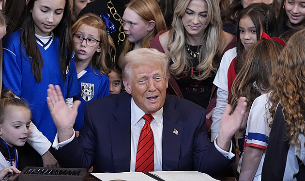Trump zakázal trans sportovkyním soutěžit se ženami. Nechce je ani na OH