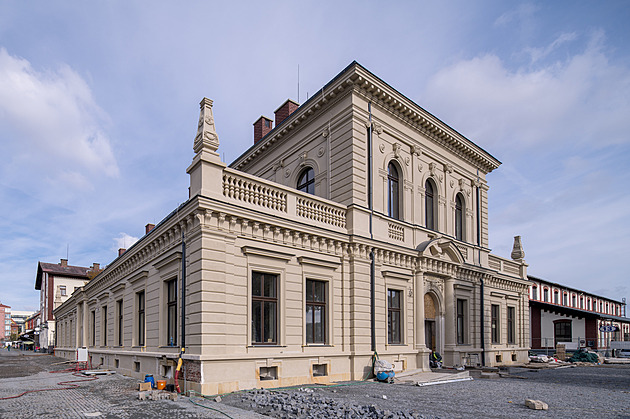 Přibudou restaurace, zeleň i voda. Proměna holešovické burzy masa skončí v létě