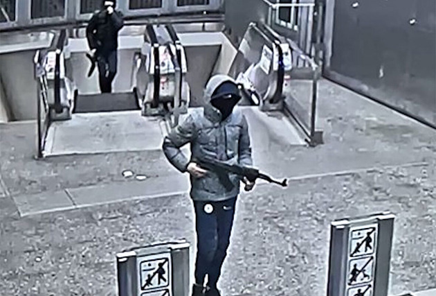 V Bruselu stříleli muži s kalašnikovy, policii se ztratili v tunelech metra