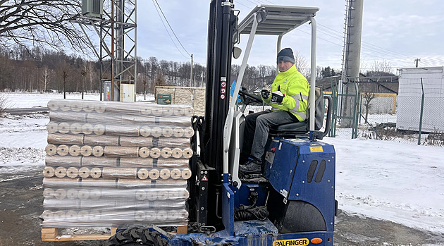 Organizace �lov�k v tísni pomáhá lidem z vytopených oblastí Moravy s topením i...