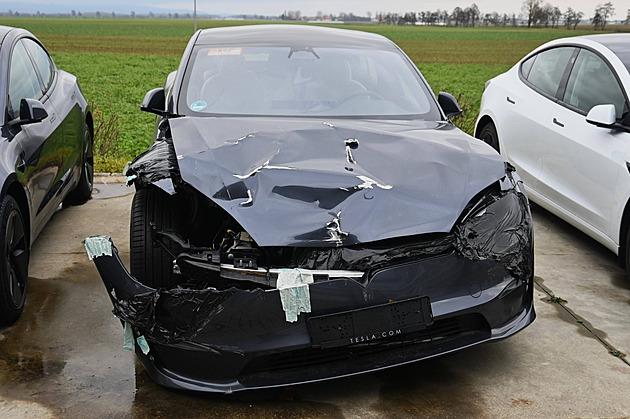 Nehoda s autopilotem? Viník je nepozorný řidič, brání se Tesla placení odškodného