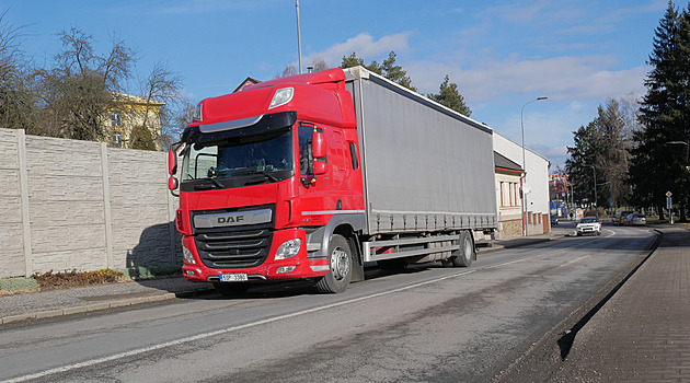 Po vytíené silnici projede denn kolem devíti tisíc aut.