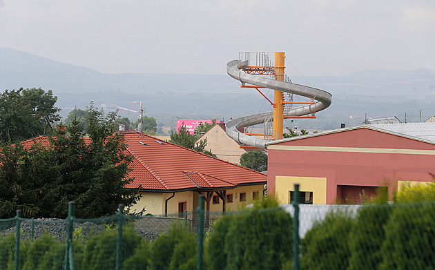 Podnikatel neodstranil tobogan ze zahrady, černou stavbu bude řešit exekutor