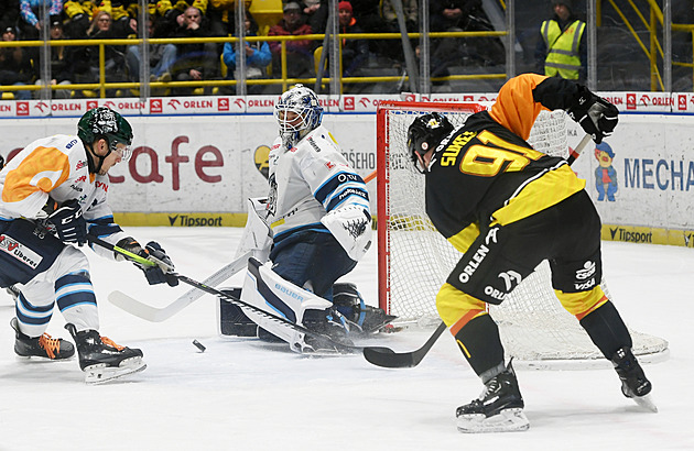 ONLINE: Spartu táhne rekordman Irving, Pardubice zase vedou. Litvínov zvítězil