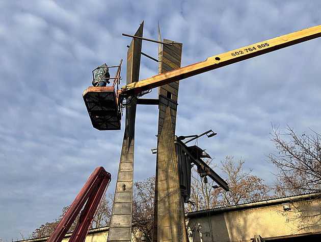 Socha� Jan Dostál p�i práci na hnízd�