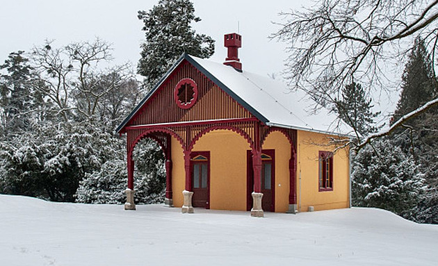 Opravený altán v parku Domova Na zámku v Kyjovicích na Opavsku (1. února 2025)