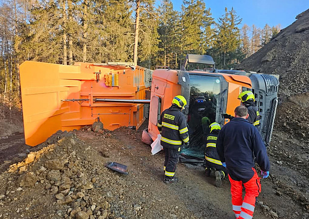 U Je�ov na Klatovsku p�evrátil vysypávaný náklad velké nákladní auto. Pro...