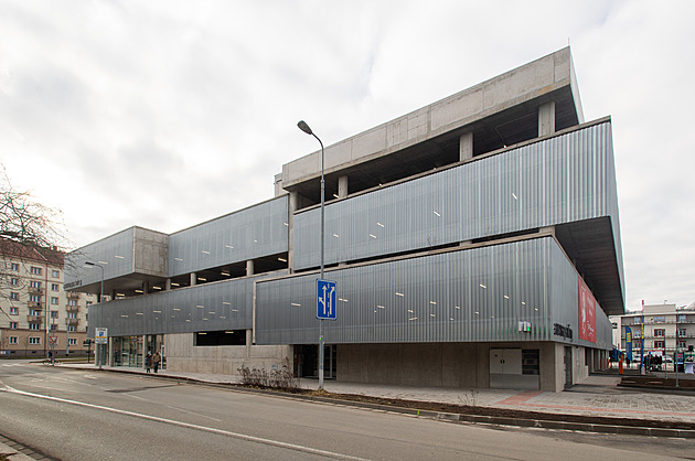 Pardubice'deki arenanın otoparkı yarı boş kaldı
