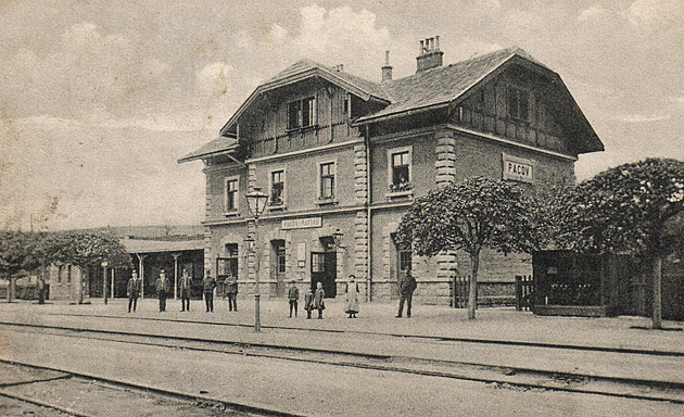 Modernější a křiklavě oranžové. Pacov žasne nad opravou historického nádraží