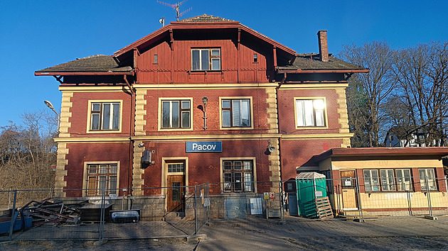 Správa železnic se omluvila za opravu nádraží v Pacově. Vrátí historickou podobu