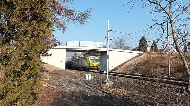 Nový silniní nadjezd pes elezniní tra v Libochovanech vznikl na míst...