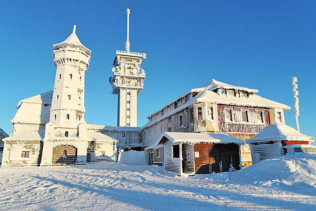 Hotel na vrcholu kru�nohorského Klínovce s p�ilehlou rozhlednou a sousedním...