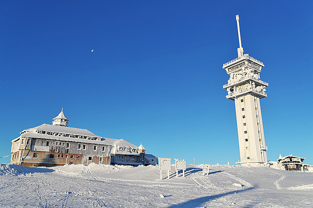 Hotel na vrcholu kru�nohorského Klínovce s p�ilehlou rozhlednou a sousedním...