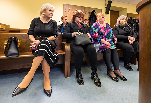 Vdova (vlevo) po zesnulém zakladateli strojírenské firmy Karsit Group elí u...