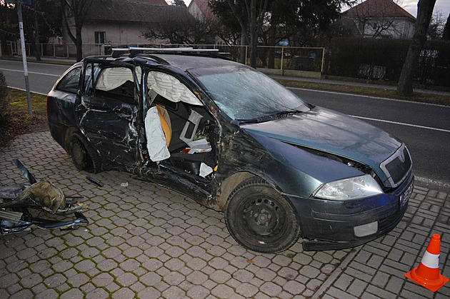 Opilý řidič nevybral zatáčku a auto orval o strom, z kmene zbylo torzo