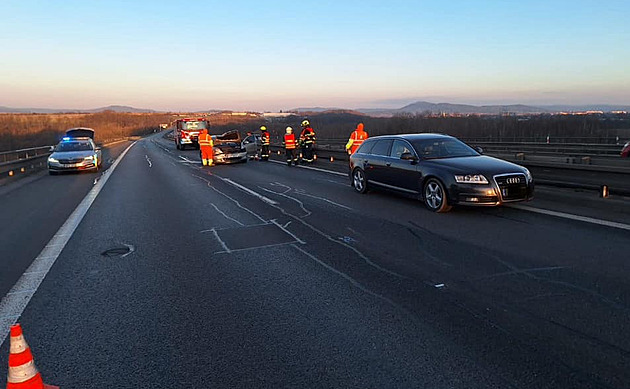 Průjezd D5 u Rokycan zkomplikovala nehoda čtyř aut, dva lidé se zranili