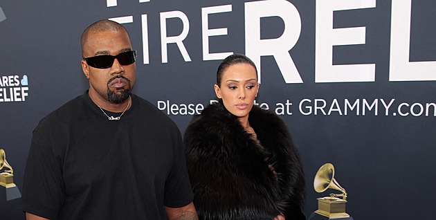 Nahá Bianca Censori zastínila předávání Grammy. Ať se Kanye West příště svlékne sám!