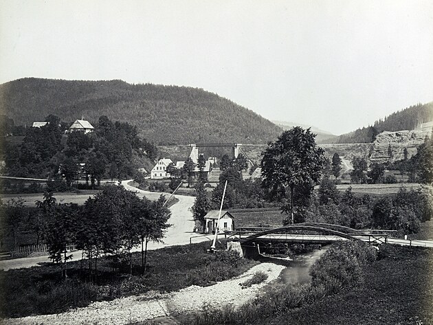 Most Jihoseveroněmecké spojovací dráhy v Poříčí na snímku z roku 1871. V roce...