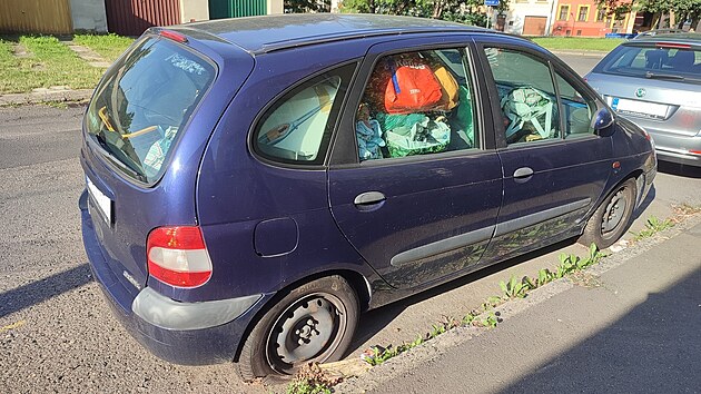 Rezivjící karoserie, vyfouklé pneumatiky a plevel bující kolem autovraku. Tak...