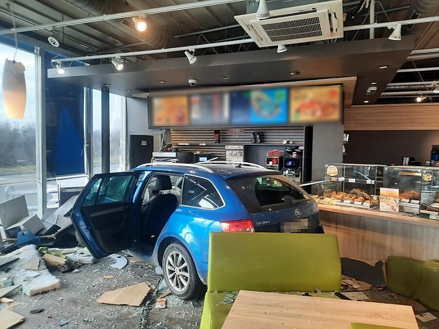 Mladý �idi� vjel u Olomouce a� do prodejny na benzínce. Uvnit� bylo sedm lidí....