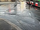 Na ulici V�de�sk� v Praze praskl vodovod. N�led� zkomplikovalo dopravu a...