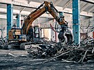 Posledn vrobn hala tovrny Zetoru v Brn, tzv. ozubrna, se zaala bourat....