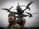 Voják s volacím znakem Omar p�edvádí ukrajinský FPV dron (drony s online...
